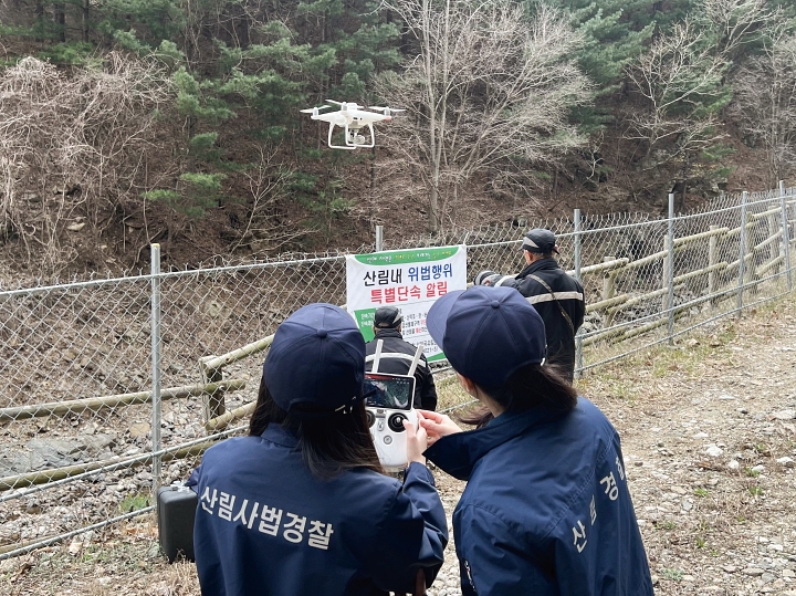 산림청은 봄철 산불 위험이 높아지는 시기를 맞아 5월 15일까지 산불 실화자 등에 대한 특별 단속&middot;검거기간을 운영한다. 사진 산림청