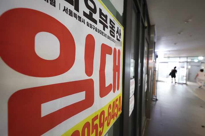 서울 송파구의 한 종합상가 점포 앞에 임대 안내문이 붙어있다. 앞으로 상가 임대인은 관리비 내역을 임차인에게 제공해야 한다. 사진 뉴시스