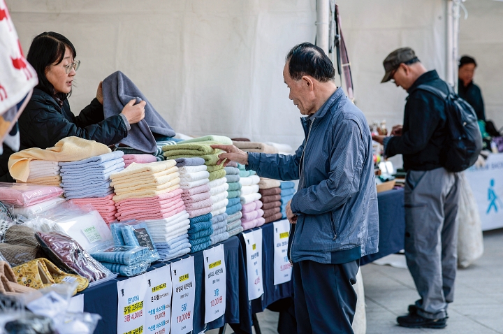 지난해 11월 서울 중구 서울광장에서 열린 서울특별시 소상공인의 날 기념행사를 찾은 시민들이 소상공인 제품을 살펴보고 있다. 사진 뉴시스