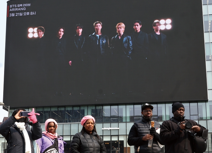 방탄소년단(BTS)의 서울 광화문광장 컴백 공연을 열흘 앞둔 3월 11일 서울 종로구 광화문광장 인근 전광판에 BTS 컴백 공연 관련 광고가 보인다. 사진 뉴시스