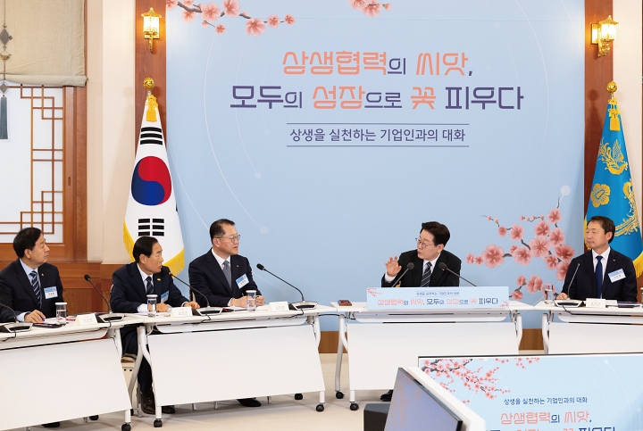 이재명 대통령이 3월 10일 청와대에서 열린 &lsquo;상생을 실천하는 기업인과의 대화&rsquo;에서 참석자들과 대화를 나누고 있다. 사진 청와대