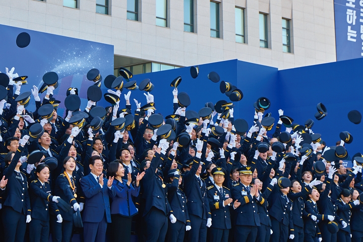 이재명 대통령과 김혜경 여사가 3월 17일 충남 아산시 경찰대학에서 열린 신임 경찰 경위&middot;경감 임용식에서 참석자들과 기념촬영을 하고 있다. 사진 청와대