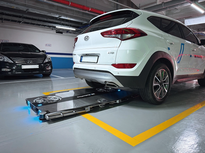 2025년 9월 30일 충북 청주시 청원구 충북콘텐츠기업지원센터 주차장에서 자율주행 주차로봇이 차량 주차를 돕고 있다. 사진 충북도