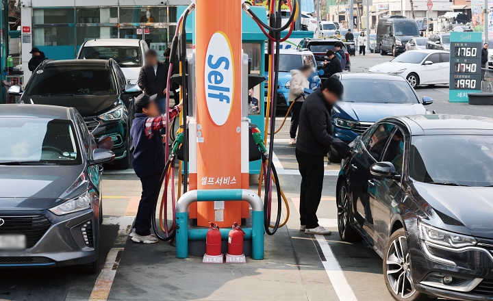 국내 기름값 상승세가 이어지는 가운데 3월 9일 서울 구로구의 한 최저가 주유소에 주유 대기 중인 차들이 길게 줄지어 서있다. 사진 뉴시스
