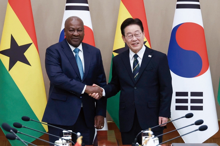 이재명 대통령과 존 드라마니 마하마 가나 대통령이 3월 11일 청와대에서 정상회담을 하기 앞서 악수하고 있다. 사진 청와대