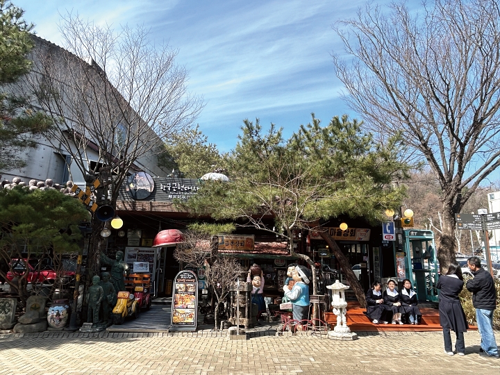 장년 이상 세대들에게 &lsquo;추억 여행 성지&rsquo;로 통하는 한국근현대사박물관은 1950~1970년대 근현대 생활상을 엿볼 수 있는 전시로 인기다.