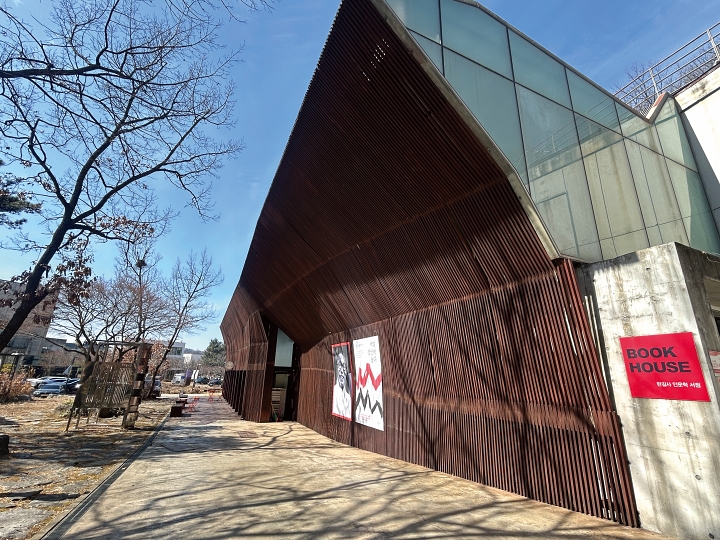 한길사에서 운영하는 한길북카페와 한길책박물관은 그랜드피아노를 연상케 하는 외관도 멋스럽지만 수준 높은 책과 전시를 만날 수 있는 곳이다.