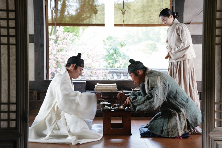 영화 &lsquo;왕과 사는 남자&rsquo;의 스틸컷. 엄홍도가 단종에게 밥상을 올리고 반찬 시중을 들고 있다. 사진 쇼박스