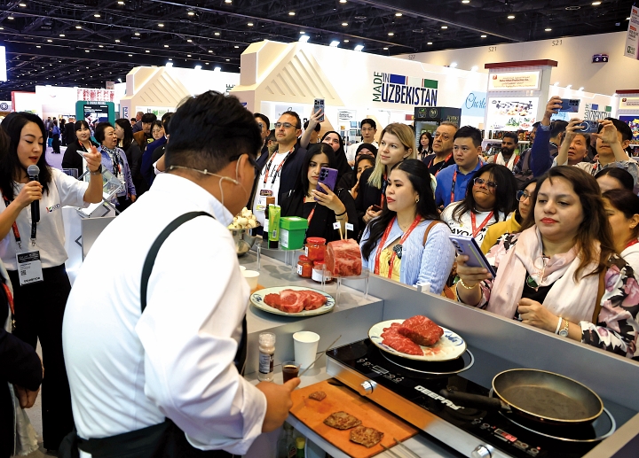 1월 26일부터 30일까지 아랍에미리트(UAE) 두바이에서 열린 중동 최대 식품박람회 ‘2026 걸푸드’에 설치된 한국관에서 할랄 인증 한우구이, 불고기 등 시식행사가 열렸다. 사진 농림축산식품부