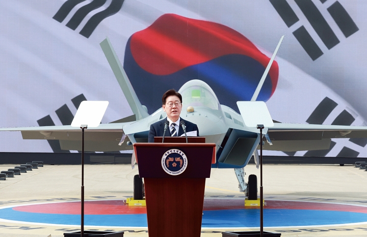 이재명 대통령이 3월 25일 경남 사천 한국항공우주산업(KAI)에서 열린 KF-21 양산 1호기 출고식에서 격려사를 하고 있다. 사진 청와대