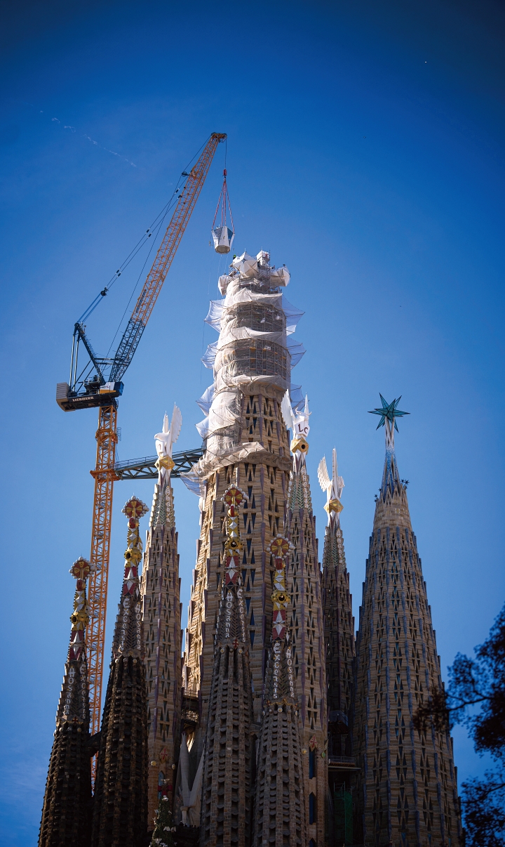 2026년 2월 20일 금요일 스페인 바르셀로나의 사그라다 파밀리아 성당에서 크레인이 예수 그리스도의 탑(Tower of Jesus Christ) 위에 십자가의 상단부를 들어 올리고 있다. 이로써 성당은 최고 높이 172.5m에 도달했다. 사진 뉴시스/AP