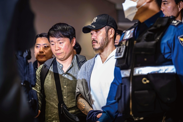 필리핀에서 이른바 &lsquo;전세계&rsquo;라는 활동명으로 마약을 유통했던 박왕열 씨가 3월 25일 인천국제공항 제2터미널을 통해 송환되고 있다. 사진 뉴시스