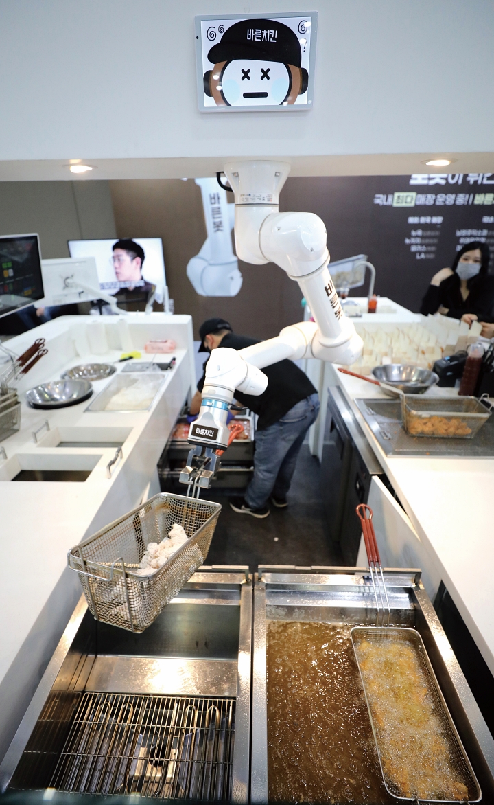 서울 서초구 aT센터에서 열린 ‘대한민국 농업박람회’ K-푸드관에서 관람객들이 수출용 딸기 모형을 살펴보고 있다. 사진 뉴시스