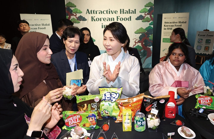 김혜경 여사가 2025년 11월 19일(현지시간) 아랍에미리트(UAE) 아부다비 주UAE 한국문화원에서 열린 할랄 K-푸드 홍보행사에서 참석자들과 대화를 나누고 있다. 사진 청와대