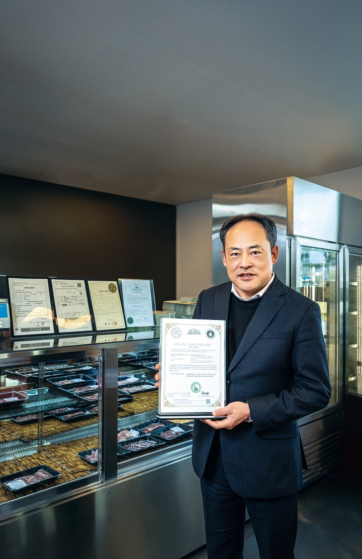 횡성케이씨 전원석 대표가 2025년 1월 국내 최초로 취득한 아랍에미리트(UAE) 할랄 도축장 인증서를 들어보이고 있다. 사진 C영상미디어