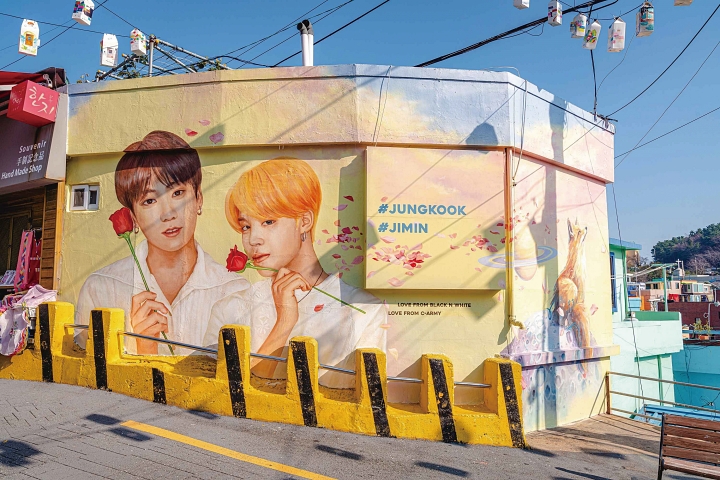 부산 출신 방탄소년단 정국과 지민의 얼굴을 그려 넣은 감천문화마을의 벽화는 &lsquo;방탄 투어&rsquo; 성지로 꼽힌다. 사진 부산관광공사