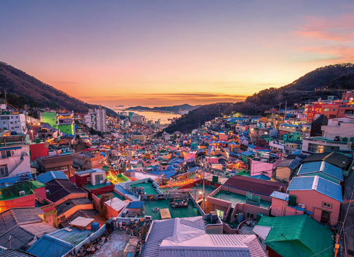 부산 감천문화마을은 서부산 감성 여행의 출발점이다. 피란민들이 옥녀봉 산비탈에 일궈온 판자촌은 문화와 예술을 입고 한국을 대표하는 관광지가 됐다. 사진 부산관광공사