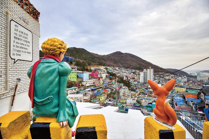 부산 감천문화마을의 인기 포토존인 &lsquo;어린왕자&여우&rsquo; 조형물. 어린왕자와 어깨를 나란히 하고 앉으면 발 아래 감천문화마을이 펼쳐진다. 사진 C영상미디어