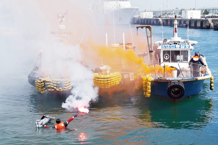 2025년 9월 17일 부산해양경찰서 전용부두 앞 바다에서 낚시어선 사고 대응 훈련이 진행되고 있다. 사진 뉴시스