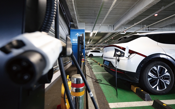 서울의 한 쇼핑몰에 설치된 전기자동차 충전소 모습. 사진 뉴시스
