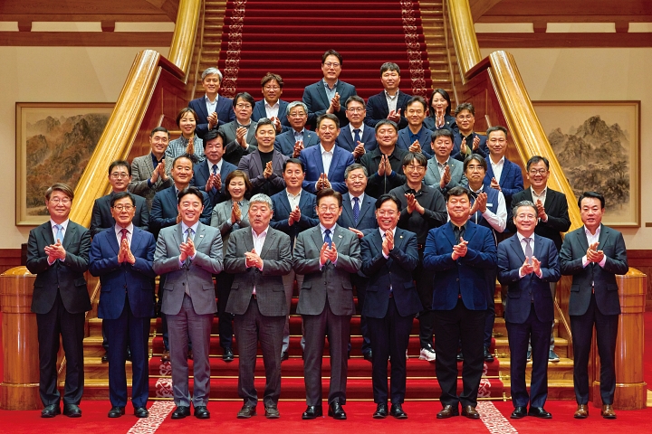 이재명 대통령이 3월 24일 청와대에서 열린 한국노총 초청 간담회에서 참석자들과 기념촬영을 하고 있다. 사진 청와대