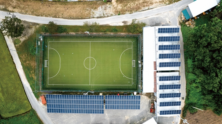 경기 여주시 구양리 햇빛소득마을의 공유자산인 풋살장 주차장에 설치된 태양광발전소 4호. 사진 C영상미디어