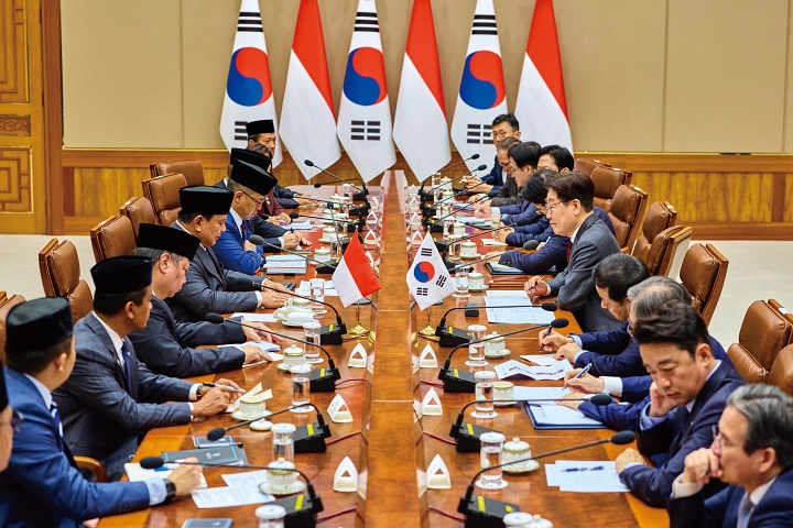 이재명 대통령과 프라보워 수비안토 인도네시아 대통령이 4월 1일 청와대에서 확대 정상회담을 하고 있다. 사진 청와대