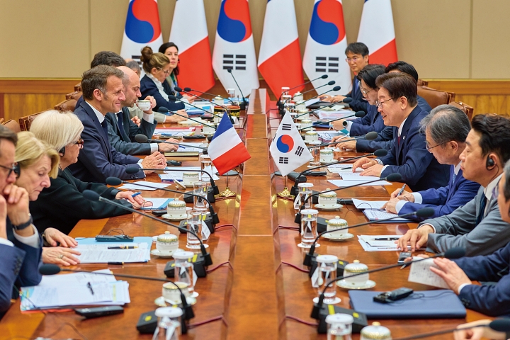 이재명 대통령과 에마뉘엘 마크롱 프랑스 대통령이 4월 3일 청와대에서 확대 정상회담을 하고 있다. 사진 청와대