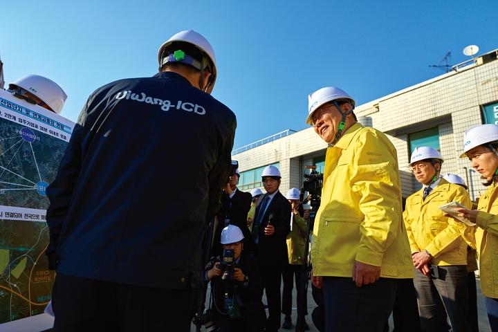 이재명 대통령이 4월 8일 화물운송&middot;물류업계 간담회를 마친 뒤 물류기지 현장을 시찰하고 있다. 사진 청와대