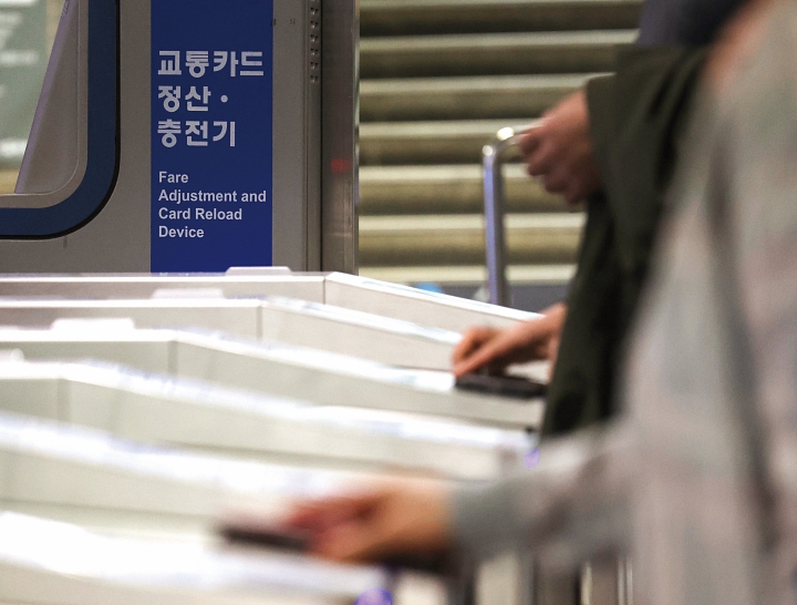 정부는 대중교통 환급 지원 등을 담은 &lsquo;고유가 부담 완화 3대 패키지&rsquo;를 추가경정예산안에 반영했다. 사진 뉴시스