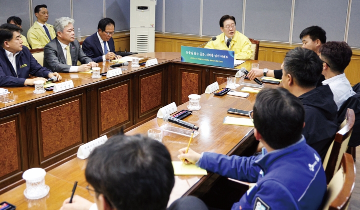 이재명 대통령이 4월 8일 경기 의왕 내륙컨테이너기지에서 열린 화물운송&middot;물류업계 간담회에서 화물차주의 의견을 듣고 있다. 사진 뉴시스