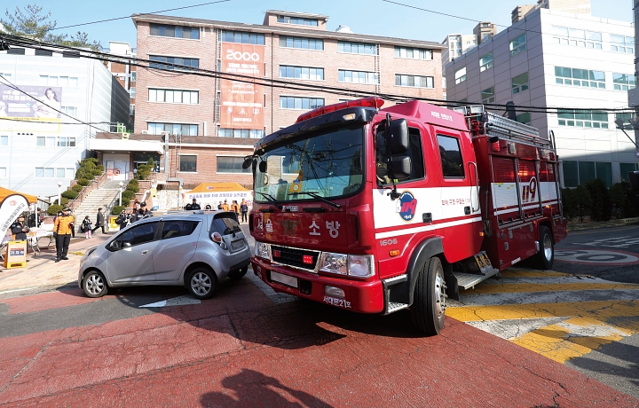 3월 5일 서울 서대문구 소방영웅길에서 서울시 소방재난본부 소속 대원들이 긴급출동 방해 차량 강제처분 실전 훈련을 하고 있다. 사진 뉴시스