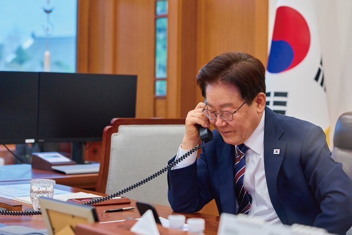 이재명 대통령이 4월 7일 청와대에서 아누틴 찬위라꾼 태국 총리와 전화 통화를 하고 있다. 사진 청와대