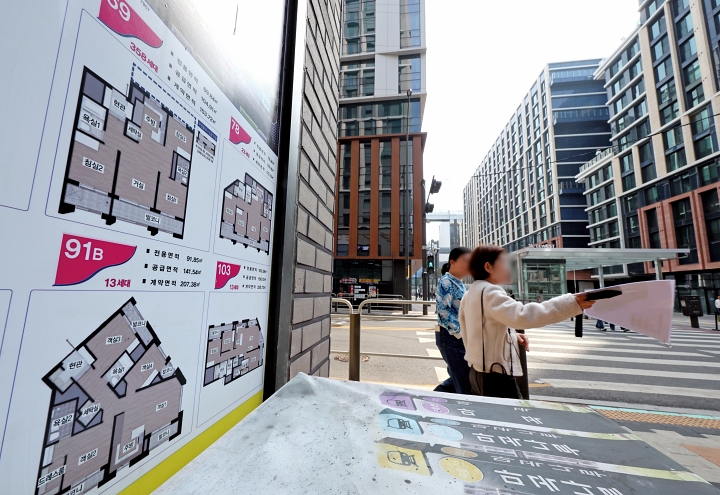 3월 24일 서울 강서구 마곡지구 내 한 부동산사무소에 오피스텔 분양 안내문이 붙어 있다. 사진 뉴시스