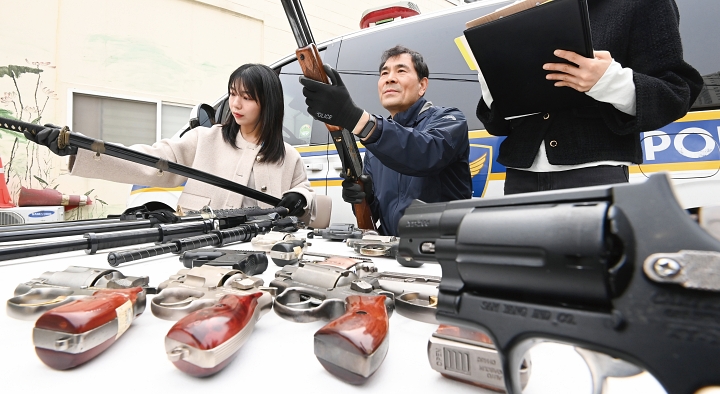 불법무기류 자진신고 기간이 시작된 4월 1일 경기 수원시 영통경찰서 범죄예방질서계 경찰관들이 보관 중인 총기류 등을 살펴보고 있다. 사진 뉴시스