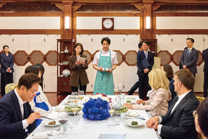 이재명 대통령 부부와 에마뉘엘 마크롱 프랑스 대통령 부부가 4월 2일 청와대에서 열린 친교만찬에서 손종원 셰프의 음식 설명을 듣고 있다. 사진 청와대