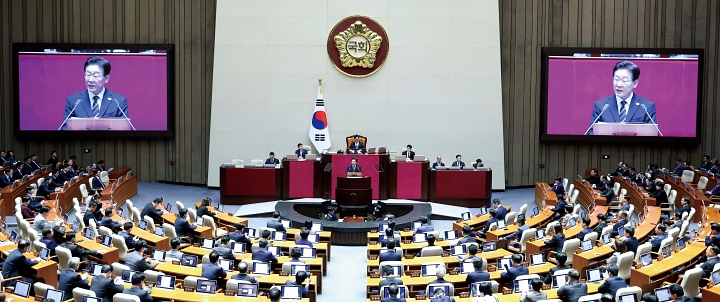 이재명 대통령이 4월 2일 국회에서 2026년도 제1차 추가경정예산안 시정연설을 하고 있다. 사진 청와대