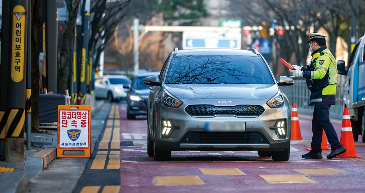 3월 4일 서울 강남구 한 초등학교 스쿨존에서 경찰관들이 음주운전 단속을 하고 있다. 사진 뉴시스