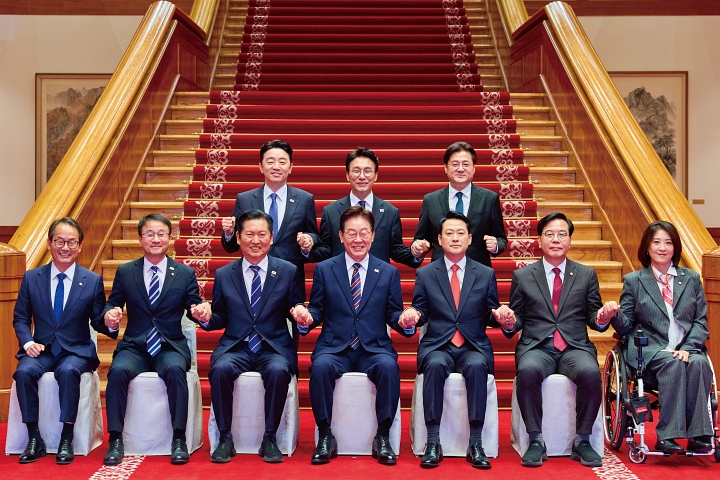 이재명 대통령이 4월 7일 청와대에서 여야정 민생경제 협의체 회담에 앞서 참석자들과 기념촬영을 하고 있다. 사진 청와대