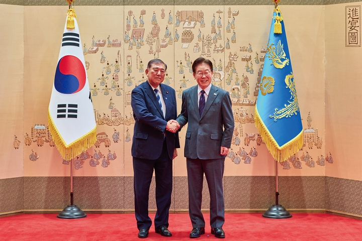 이재명 대통령과 이시바 시게루 전 일본 총리가 4월 8일 청와대에서 오찬에 앞서 기념촬영을 하고 있다. 사진 청와대