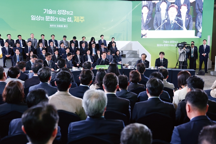 이재명 대통령이 3월 30일 제주한라대학교에서 열린 타운홀 미팅 &lsquo;제주의 마음을 듣다&rsquo; 에서 발언하고 있다. 사진 청와대