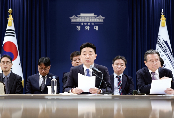 강훈식 대통령비서실장이 4월 7일 청와대에서 열린 중동 상황 관련 기자간담회에서 발언하고 있다. 사진 뉴시스