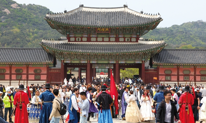 2025 궁중문화축전&rsquo;을 즐기는 관람객. 사진 뉴시스