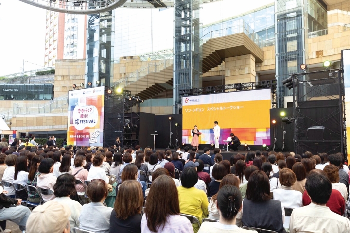 한국관광 명예홍보대사로 위촉된 가수 성시경이 일본 도쿄에서 한국 지역관광의 매력을 소개하고 있다. 사진 한국관광공사