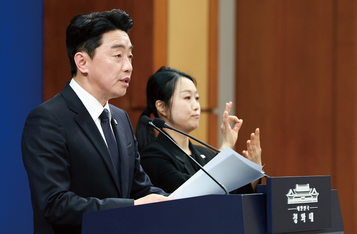 강훈식 대통령비서실장이 4월 15일 청와대 춘추관에서 전략경제협력 대통령 특사 활동 결과를 브리핑하고 있다. 사진 뉴시스