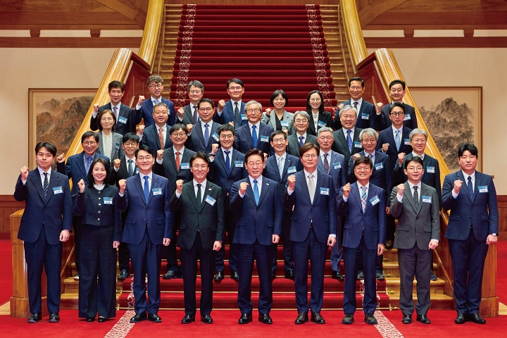 이재명 대통령이 4월 15일 청와대에서 열린 규제합리화위원회 제1차 전체회의에서 참석자들과 기념촬영을 하고 있다. 사진 청와대
