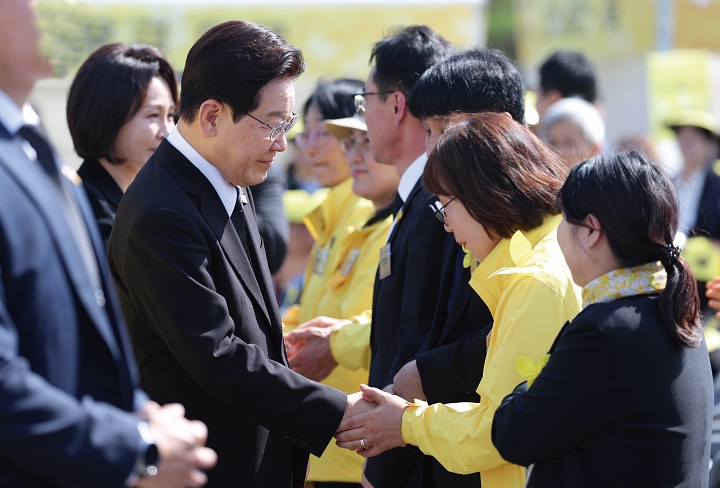 이재명 대통령이 4월 16일 경기 안산시 화랑유원지에서 열린 4&middot;16 세월호 참사 12주기 기억식에서 유가족과 인사를 하고 있다. 현직 대통령이 세월호 참사 기억식에 참석한 것은 이번이 처음이다. 사진 청와대