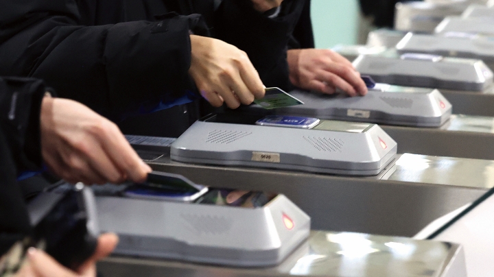 서울시내 한 지하철역에서 시민들이 개찰구를 나서고 있다. 사진 뉴시스