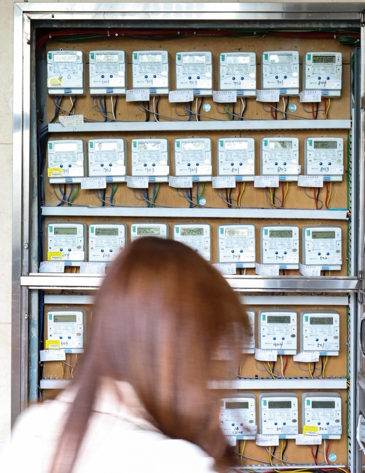 정부는 4월 16일부터 낮시간대 전기요금을 낮추고 저녁시간대 요금은 높인 &lsquo;계절&middot;시간대별 전기요금 개편안&rsquo;을 시행하고 있다. 사진 뉴시스