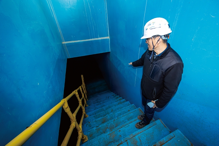 대산해수담수센터 노선민 센터장이 해수를 담수화하는 첫 출발점인 원수저류조를 소개하고 있다. 사진 C영상미디어